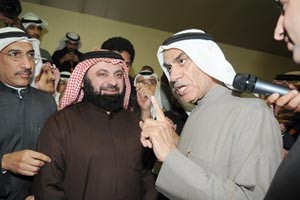 النائبان احمد السعدون ود وليد الطبطبائي بعد اعلان فوزهما