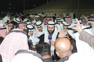 النائب د فيصل المسلم متوسطا جمعا من المهنئين