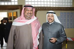 رياض الصانع مع احد الناخبين