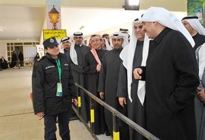 حديث بين الشيخ حمد جابر العلي واحمد المليفي وعدد من الناخبين وملازم اول من الشرطة النسائية
