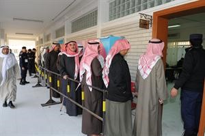 دخول الناخبين الى احدى اللجان

