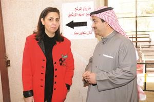 درولا دشتي مع احد الناخبين
