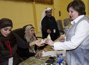 داسيل العوضي قبل الادلاء بصوتها
