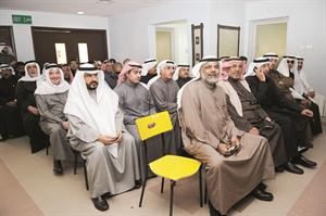 عدد من ناخبي الدائرة الثالثة ومعهم النائب السابق سعدون الحماد بانتظار دورهم في التصويت
