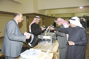 مواطن يضع ورقته الانتخابية في صندوق الاقتراع
