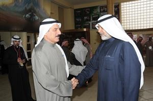 عبدالله معيوف مع احد الناخبين
