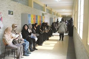 ناخبات ينتظرن للادلاء باصواتهن
