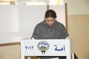 ناخبة تختار ممثليها الى مجلس الامة
