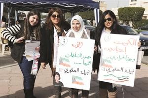 مندوبات المرشحين في استقبال الناخبات
