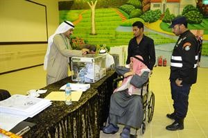 احد المسنين يدلي بصوته
