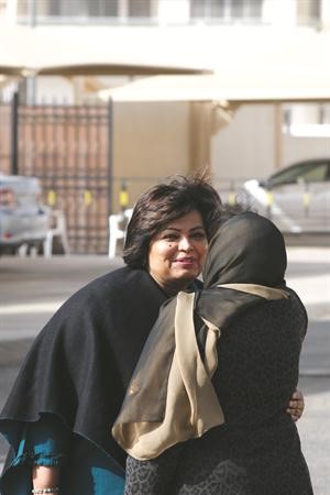 عائشة الرشيد مع احدى الناخبات في احد المراكز
