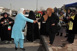 دمعصومة المبارك تحيي احدى الناخبات