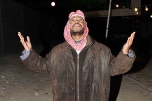 النائب فيصل الدويسان يرفع يده شاكرا لله على تحقيق النجاح