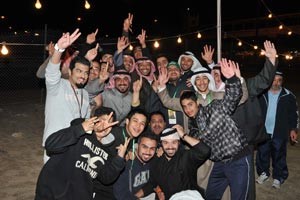 النائب فيصل الدويسان متوسطا انصاره ومحبية محتفلين بالفوز