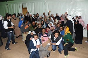 الشاهين والكندري يتوسطان مؤيديهما