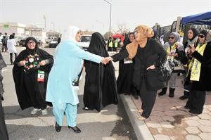 دمعصومة المبارك تحيي احدى الناخبات