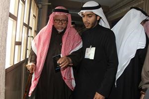 مساعدة لاحد كبار السن