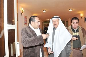 المستشار راشد الشراح متحدثا الى الزميل اسامة ابوالسعود