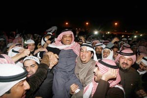 البراك محمولا على الاعناق فور الاعلان عن النتائج النهائية لانتخابات مجلس الامة
