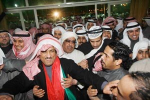 فرحة عارمة والبراك محاطا بابناء الدائرة