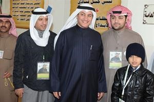 النائب السابق عسكر العنزي بين مؤيديه