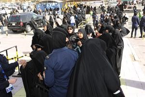 الشرطة النسائية تنظم حركة التصويت الكثيفة في المجاميع النسائية