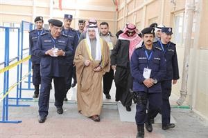 محافظ الجهراء الشيخ مبارك الحمود في جولة على اللجان الانتخابية
