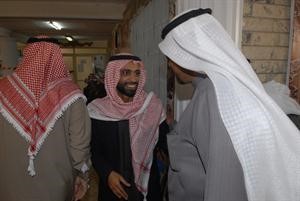 المرشح دعبيد الوسمي في حديث باسم مع بعض الناخبين
