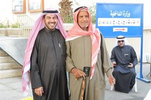 علي الدقباسي مع احد الناخبين
