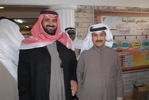 المرشح طرقي سعود مع احد الناخبين
