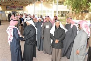 محمد الخليفة مع عدد من الناخبين