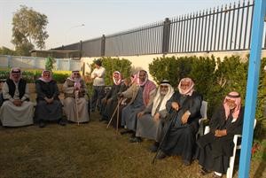 تجمع للمسنين خارج احدى اللجان

