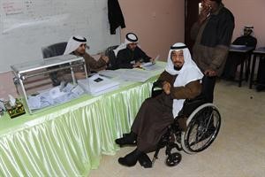 ناخب من ذوي الاحتياجات الخاصة حضر للادلاء بصوته