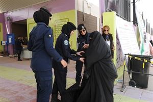 شرطيات يساعدن احدى كبيرات السن