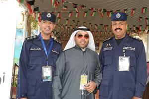 الشيخ احمد النواف والعقيد عادل الحشاش يتوسطهما الزميل هاني الظفيري