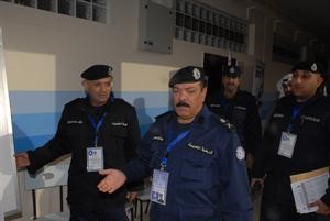 اللواء عبدالفتاح العلي متفقدا اللجان الانتخابية

