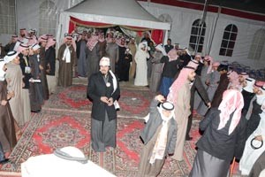 ابناء العجمان اجتمعوا امام مقر الطاحوس لتهنئته