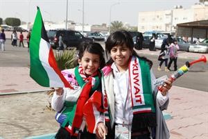 طفلتان تحتفلان بالاجواء الانتخابية