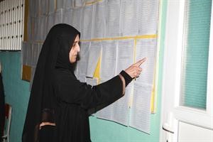 ناخبة تبحث عن قيدها في كشوف الناخبين
