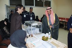 محافظ الاحمدي الشيخ دابراهيم الدعيج يتفقد لجان الخامسة