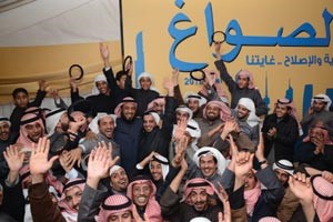 النائب فلاح الصواغ بين مؤيديه فرحين بنجاحه نائبا في برلمان 2012