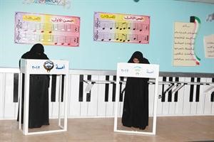 ناخبتان تدليان بصوتيهما