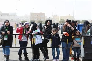 اطفال الكويت يعبرون عن فرحتهم بالاجواء الديموقراطية