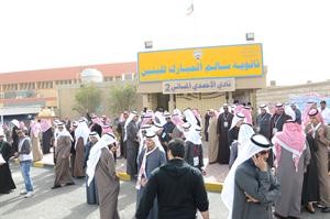 حشود من الناخبين يتوافدون على احدى اللجان الانتخابية