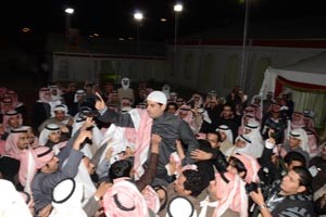 النائب خالد الطاحوس محمولا على الاكتاف بعد حصوله على المركز الثاني