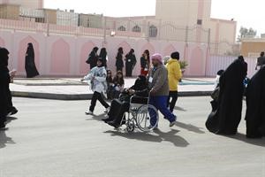 مساعدة احدى المعوقات للمشاركة في الانتخابات