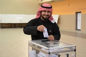 شاب من الخامسة يدلي بصوته
