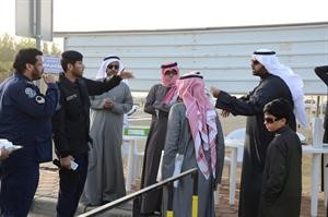 رجال الداخلية يرشدون الناخبين