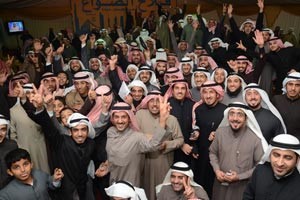 ابناء العوازم رافعين علامة النصر بعد حصول الصواغ على المركز الاول