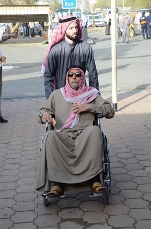 اصرار وعزيمة من كبار السن الكويت تستاهل
